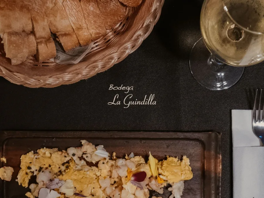 Fotografía de su imagen de marca de Bodega La Guindilla, cliente de La Bombilla Creativa en Castellón
