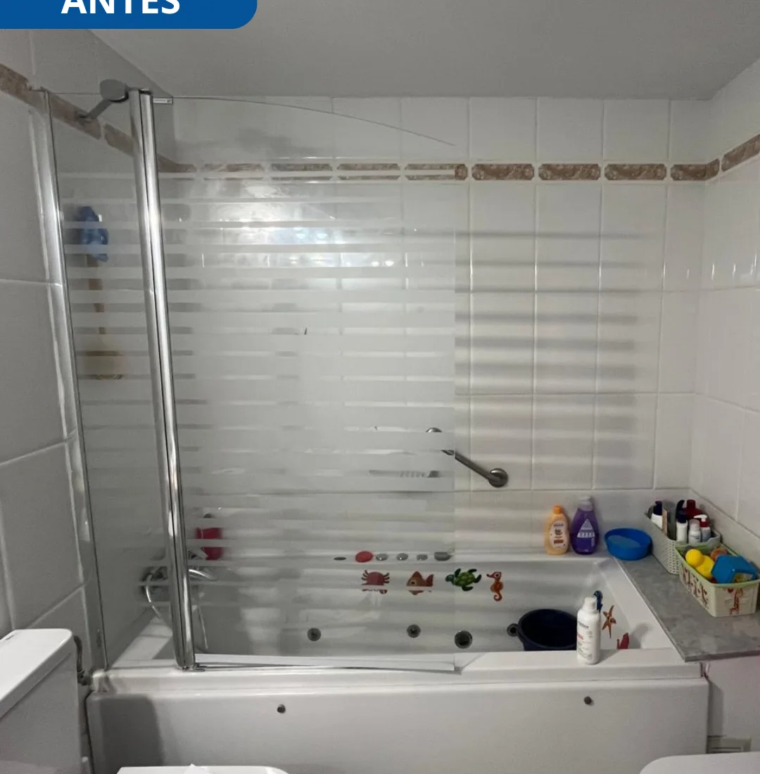 Fotografía de una de sus reformas de La Tienda del Baño, cliente de La Bombilla Creativa en Castellón