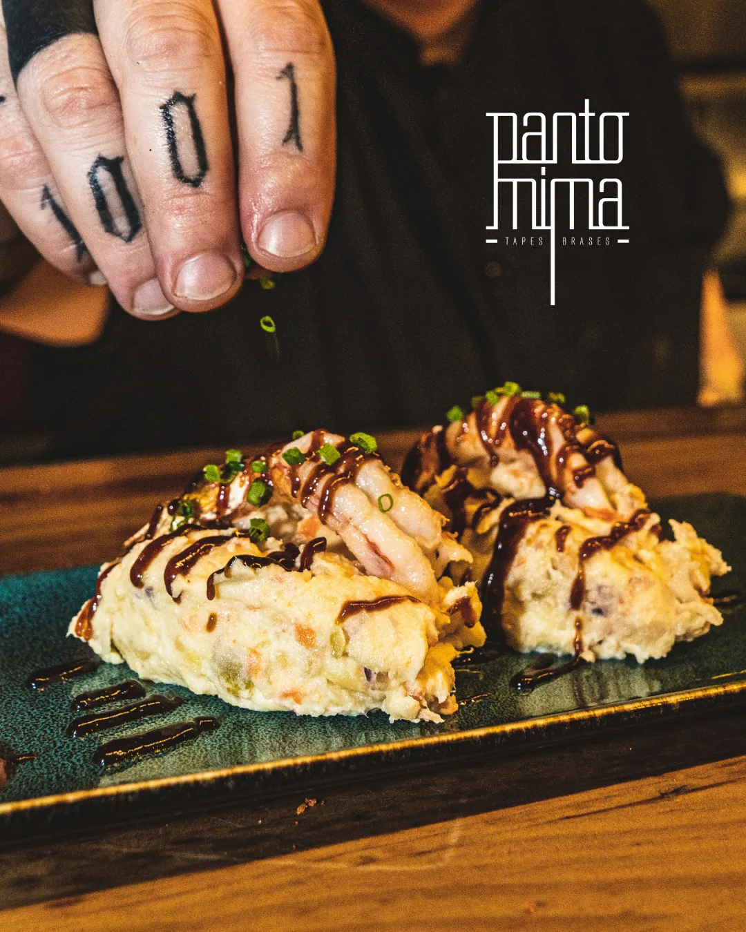 Fotografía de la cocina en marcha de Pantomima, cliente de La Bombilla Creativa en Castellón