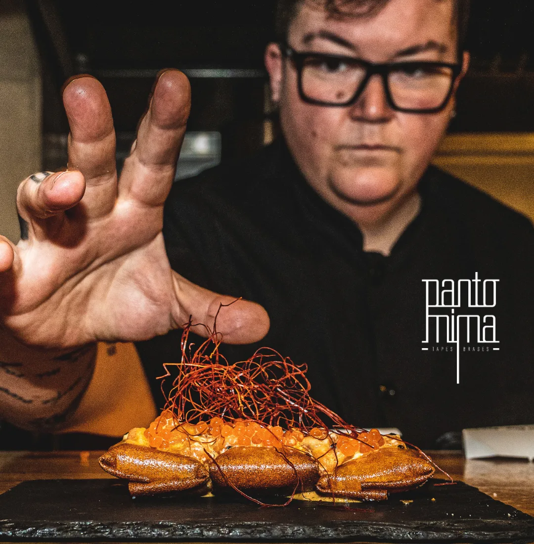 Fotografía de la cocina en marcha de Pantomima, cliente de La Bombilla Creativa en Castellón