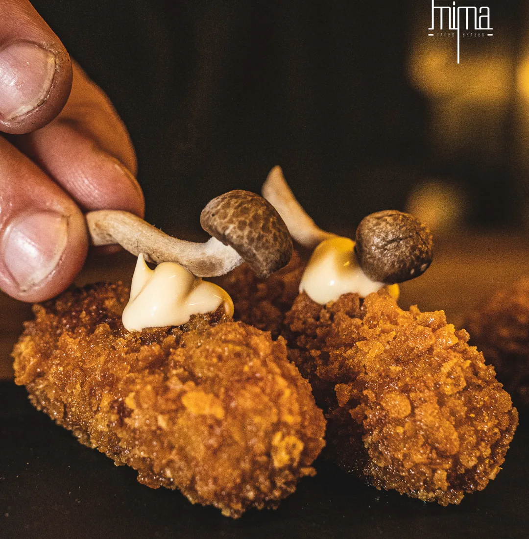 Fotografía de la cocina en marcha de Pantomima, cliente de La Bombilla Creativa en Castellón