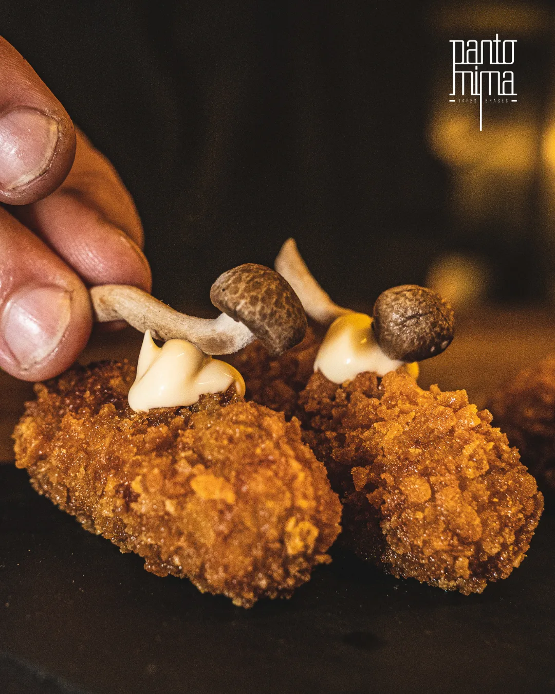 Fotografía de la cocina en marcha de Pantomima, cliente de La Bombilla Creativa en Castellón