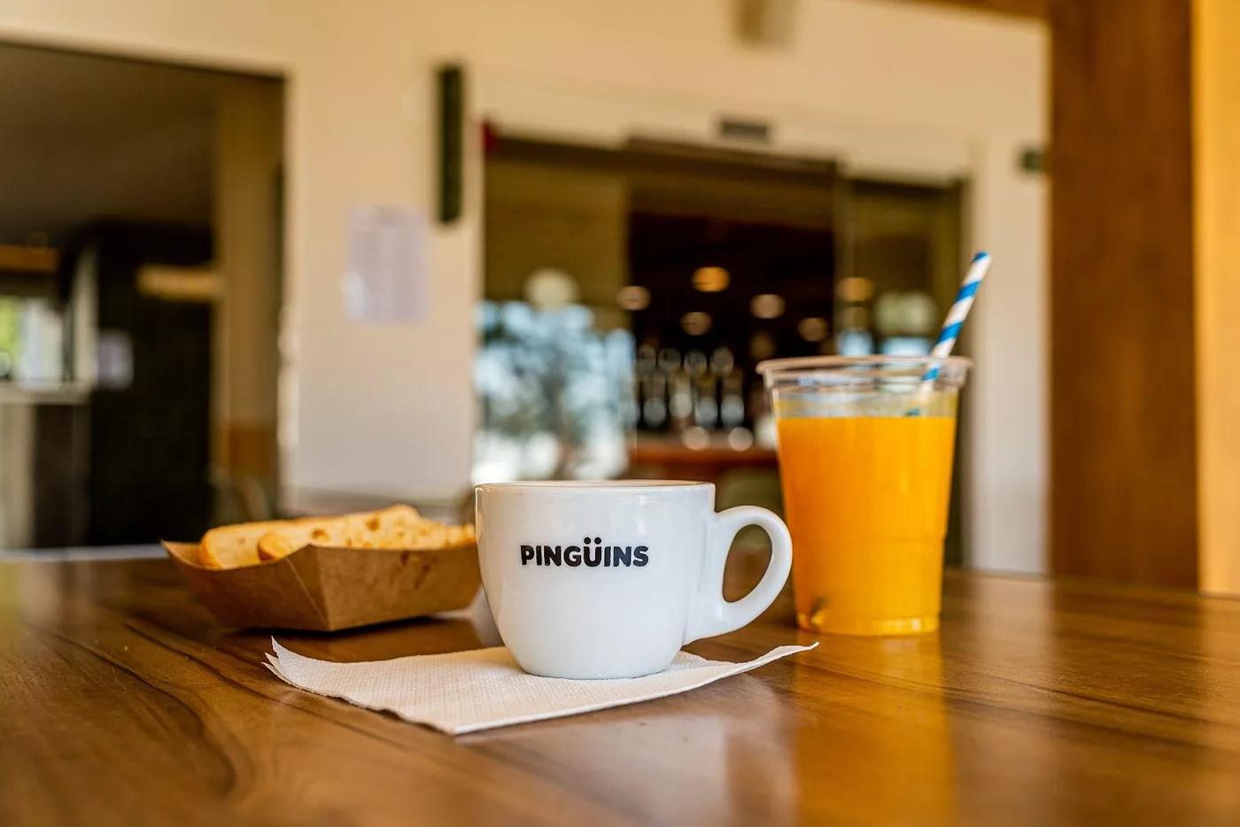 Pingüins · café en barra