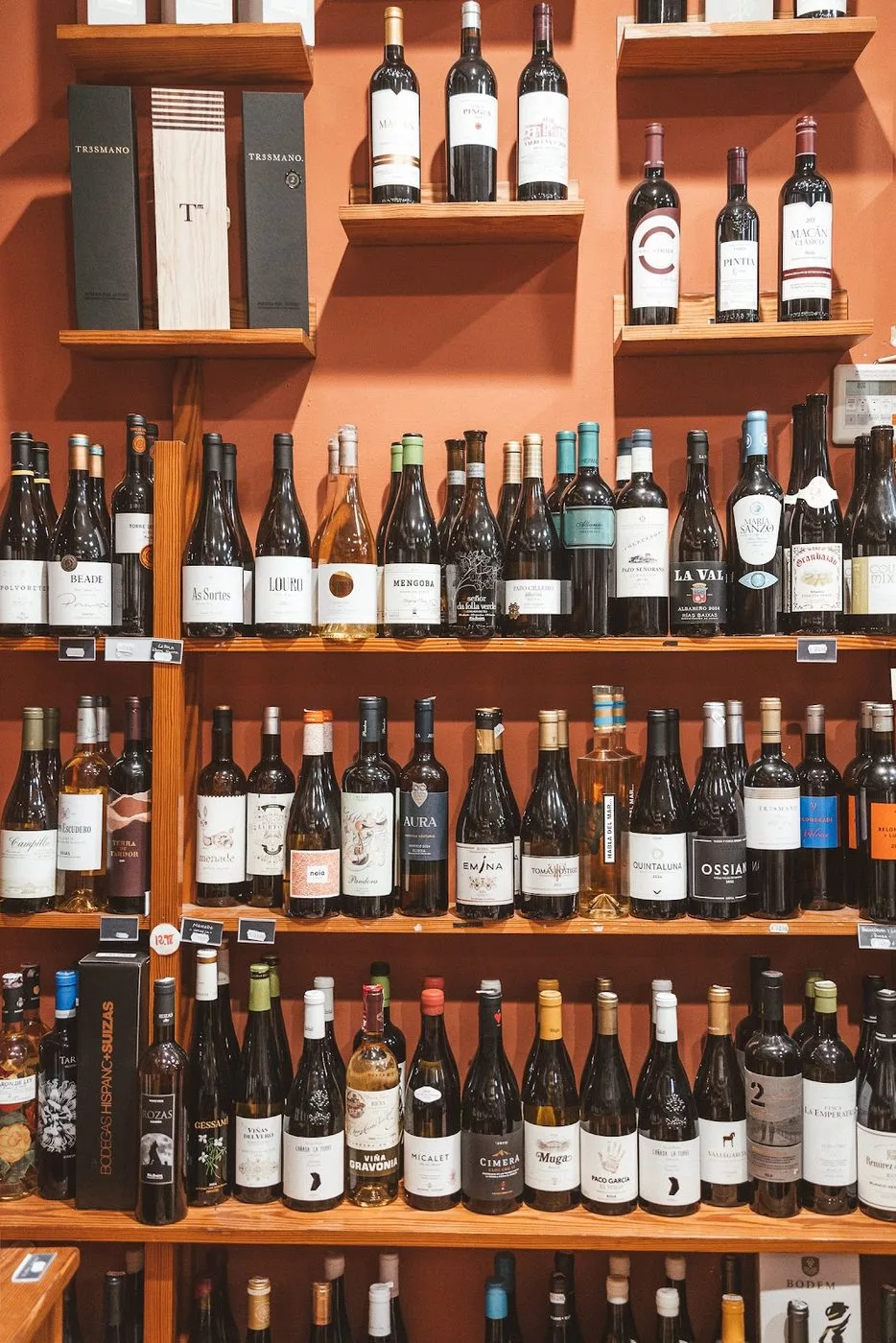 Tienda El Pilar · pared de vinos